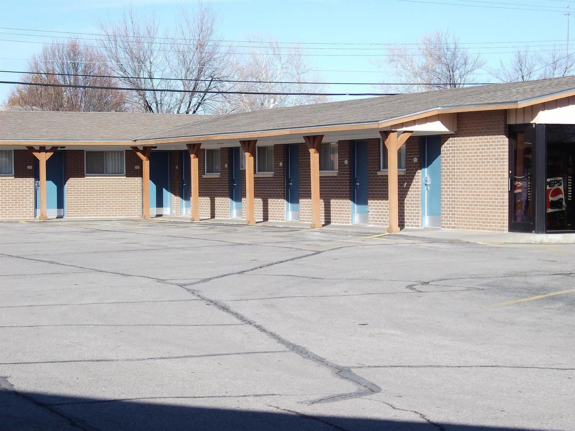 Townsman Inn Larned Exterior photo