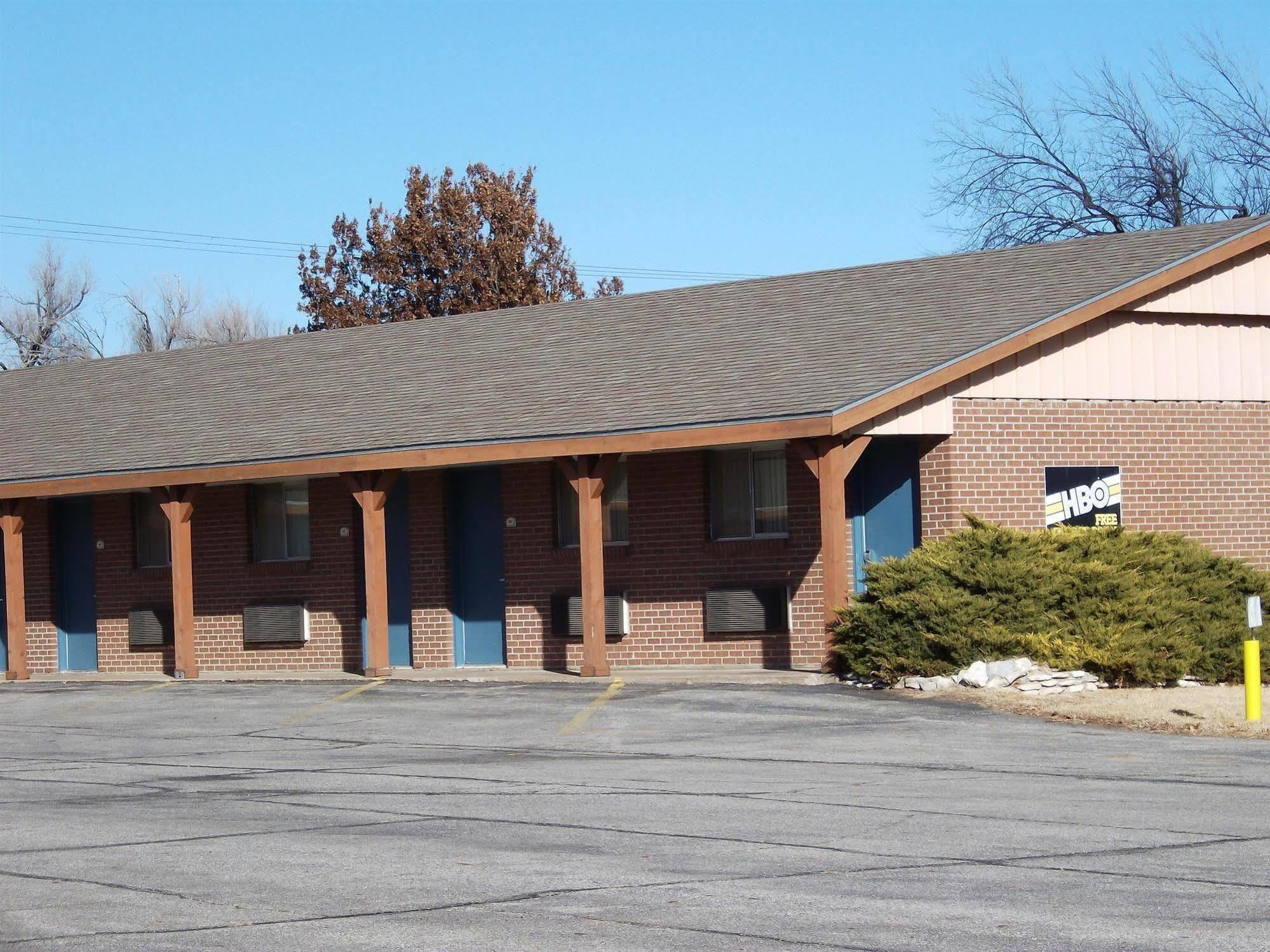 Townsman Inn Larned Exterior photo