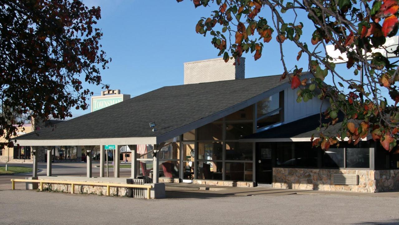 Townsman Inn Larned Exterior photo